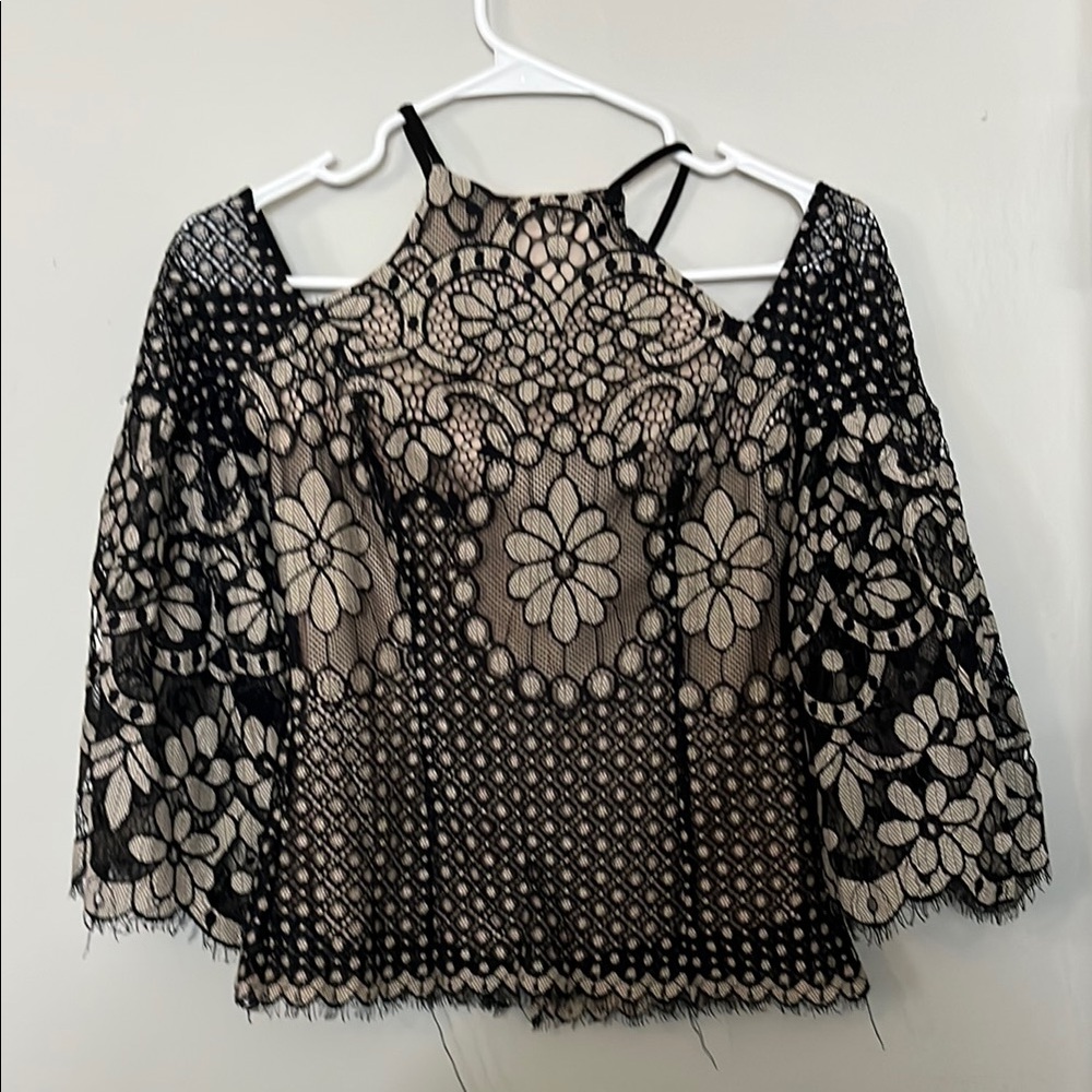 VENUS Black and Tan Graphic Ruffled Blouse